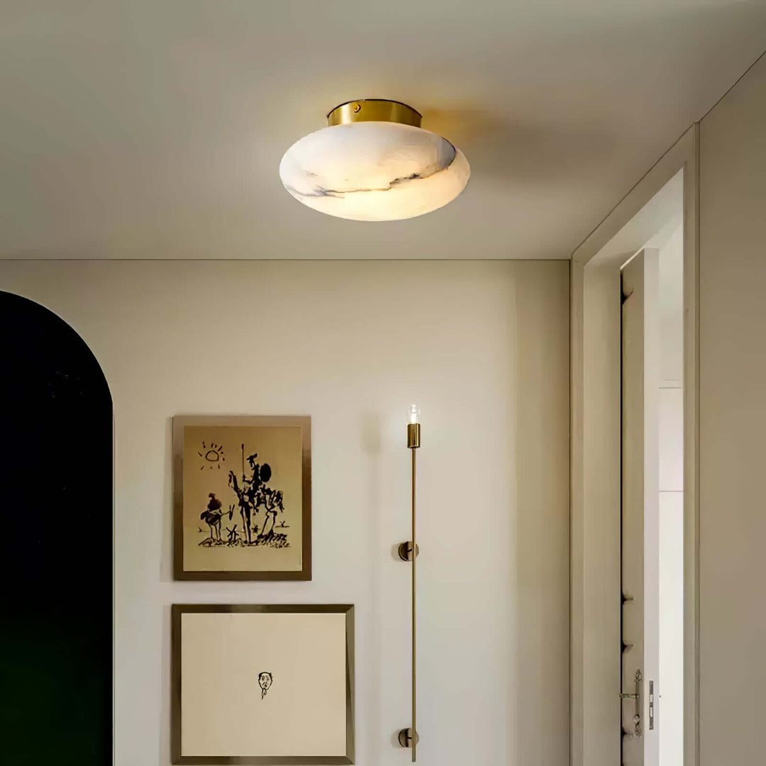 Owalna lampa sufitowa z alabastru i mosiądzu