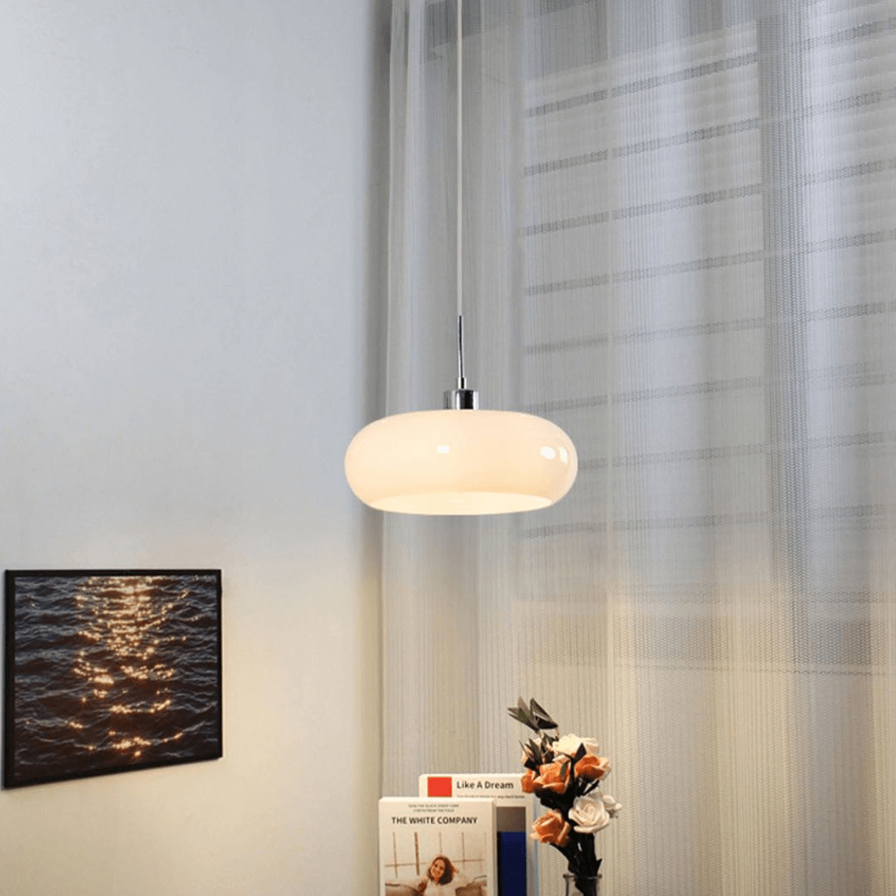 Nowoczesna szklana lampa wisząca Hailie w kształcie chleba, zbliżenie