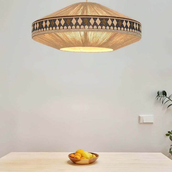Lampa wisząca boho z frędzlami w kolorze beżowym