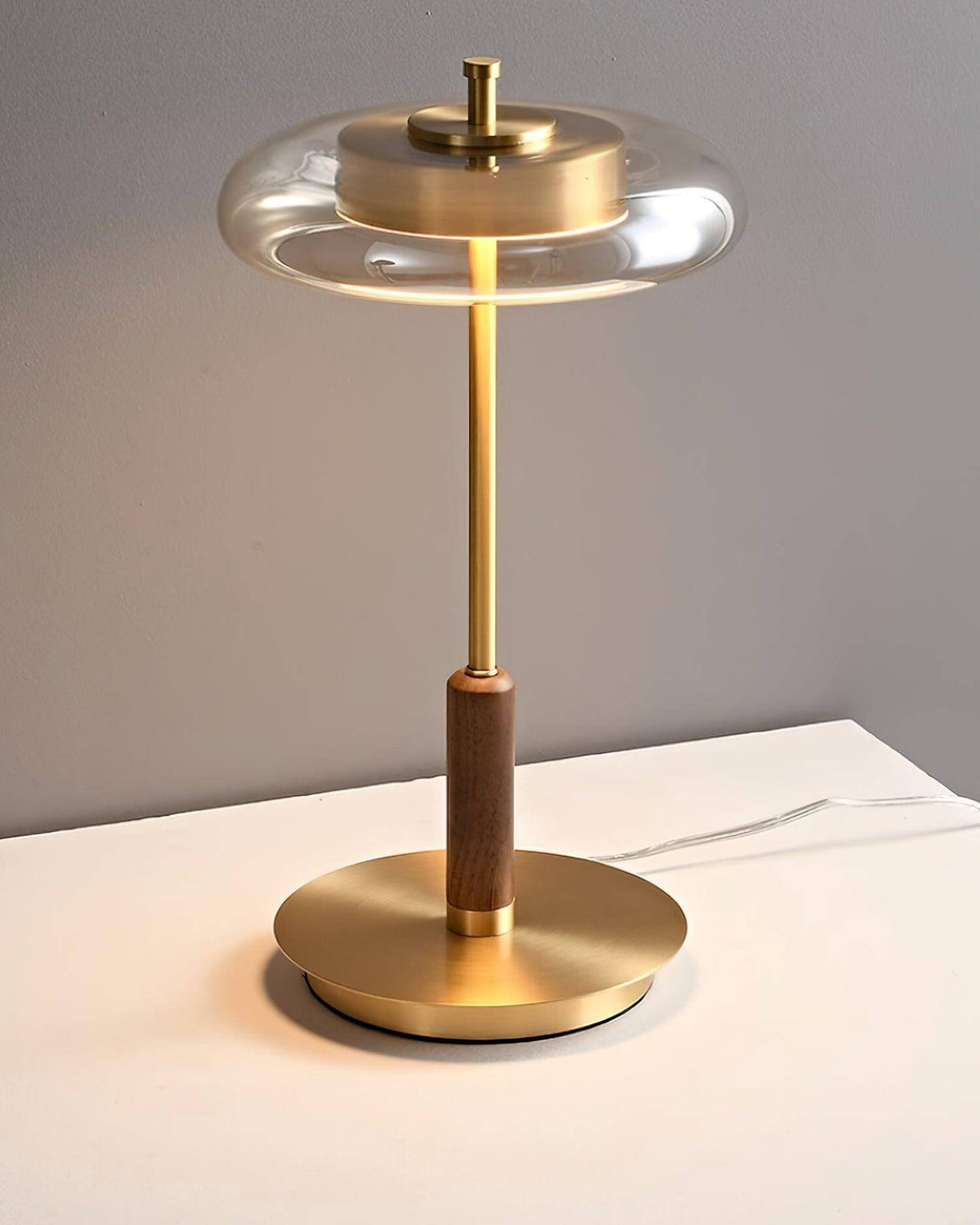 Nowoczesna lampa stołowa LED Ronaldo na białym tle