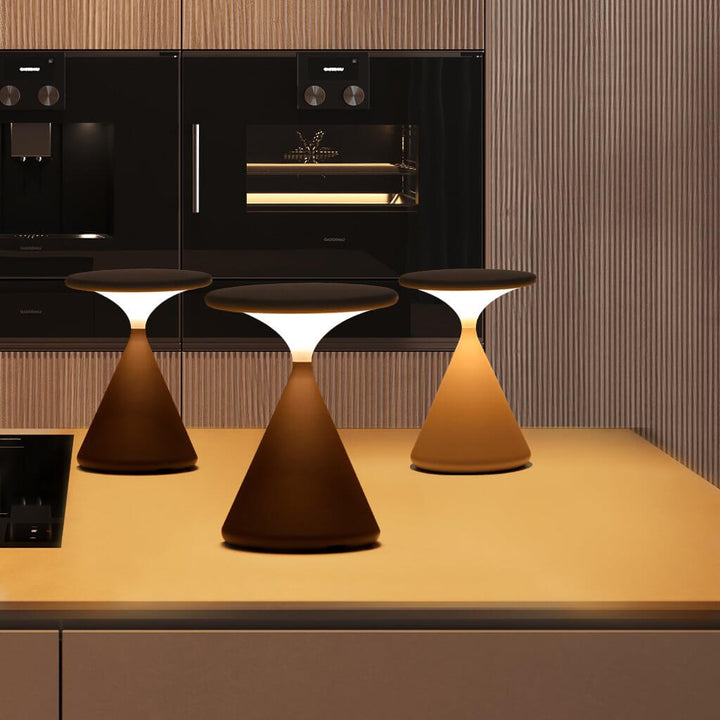 Stylowa lampa stołowa Aeron Hourglass w nowocześnie urządzonym pokoju