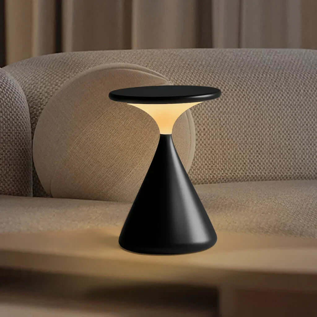 Lampa Aeron Hourglass w salonie, rozświetlająca przestrzeń