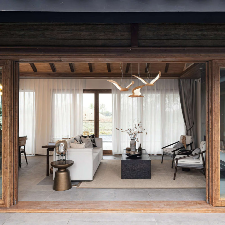 Lampa z drewnianymi detalami, idealna do jadalni