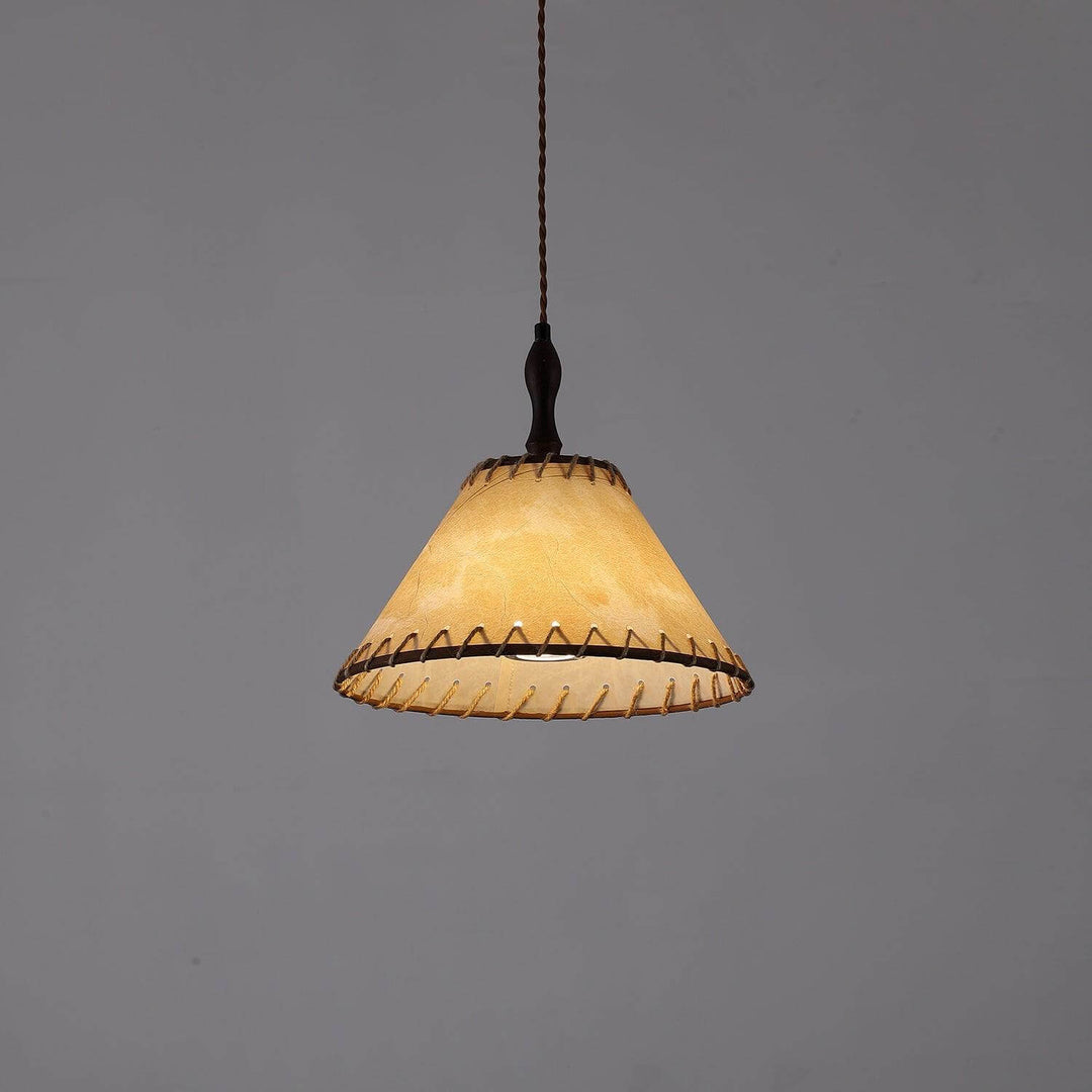 Elegancka lampa wisząca z drewna i tkaniny - designerskie oświetlenie