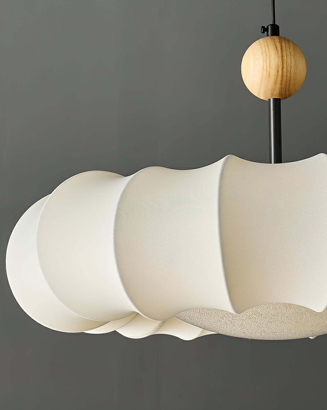 Lampa wisząca Winnie Veil w dużym, otwartym wnętrzu