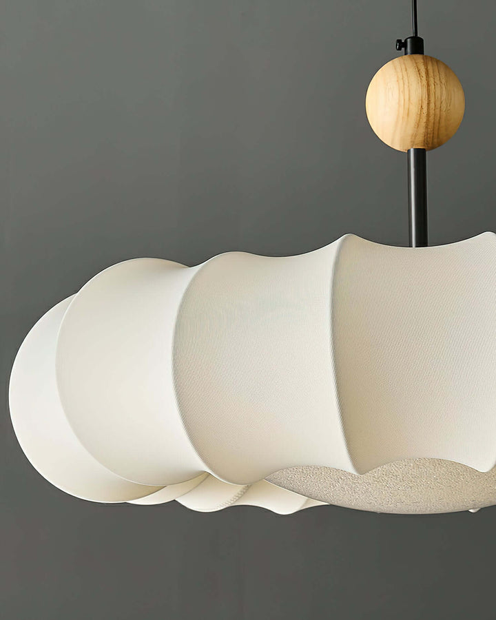 Lampa wisząca Winnie Veil w dużym, otwartym wnętrzu