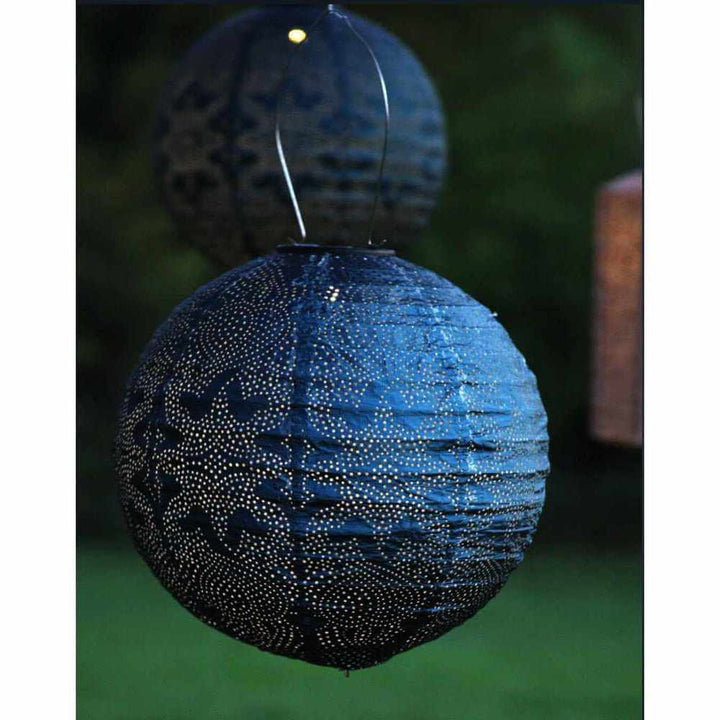 Lampa solarna globus w ogrodzie