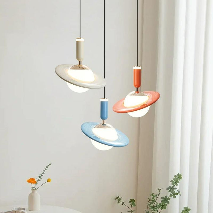 Designerska lampa wisząca przypominająca Saturna
