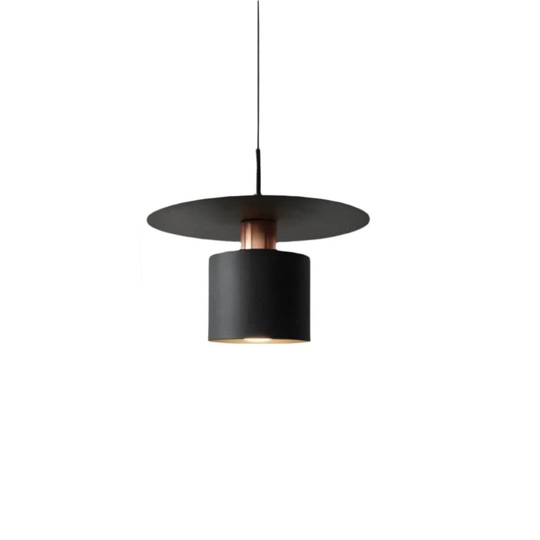 Czarna lampa wisząca Jet, włączona z ciepłym światłem