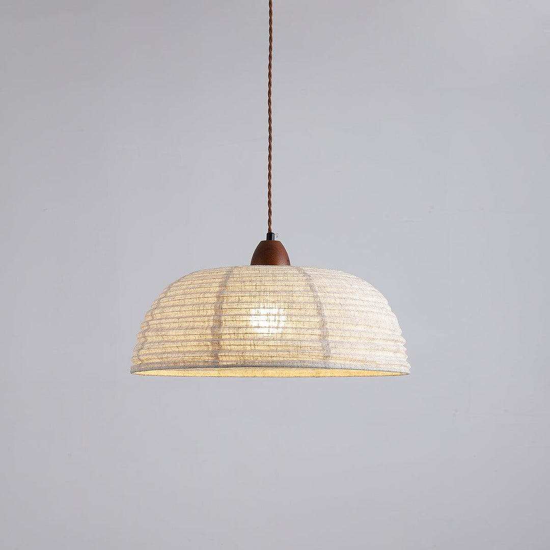 Elegancka lampa wisząca z drewna i tkaniny - designerskie oświetlenie