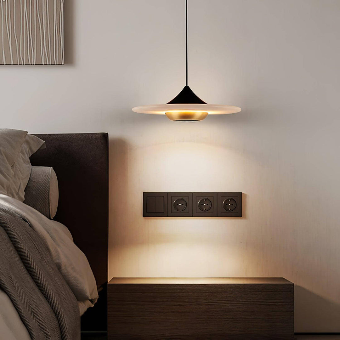 Marmurowa lampa wisząca w kształcie latającego spodka
