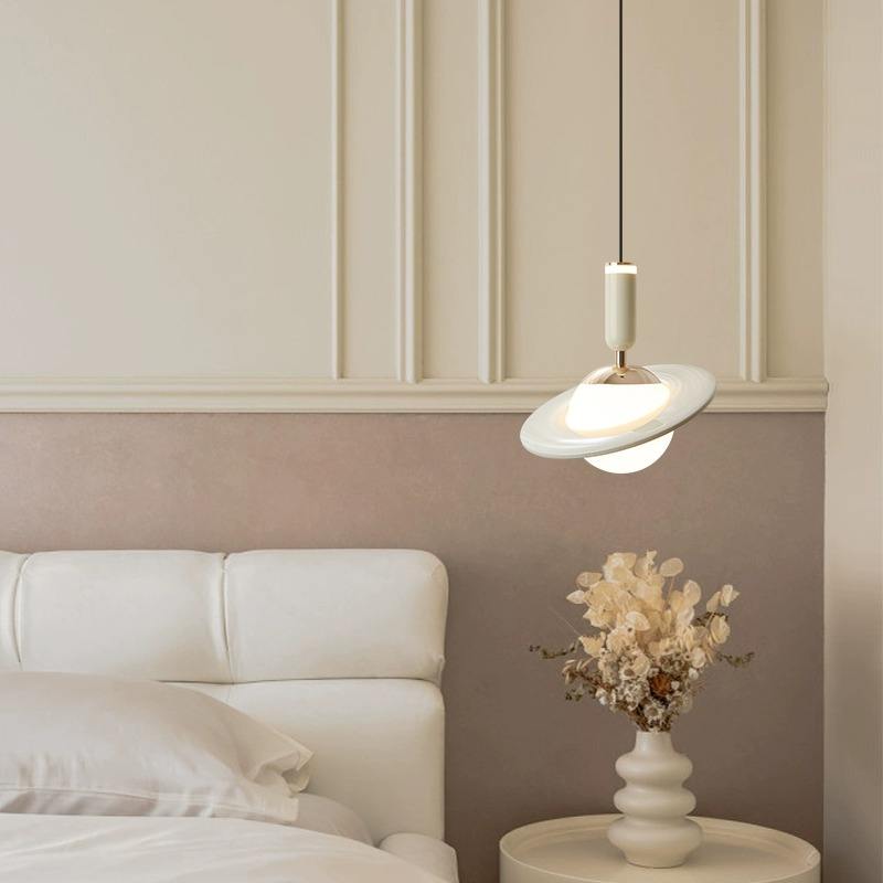 Designerska lampa sufitowa z unikalnymi świecącymi pierścieniami