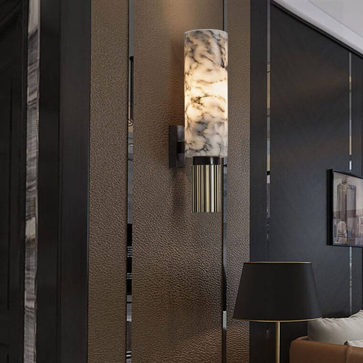 Nowoczesna lampa ścienna z marmuru z miedzianymi detalami