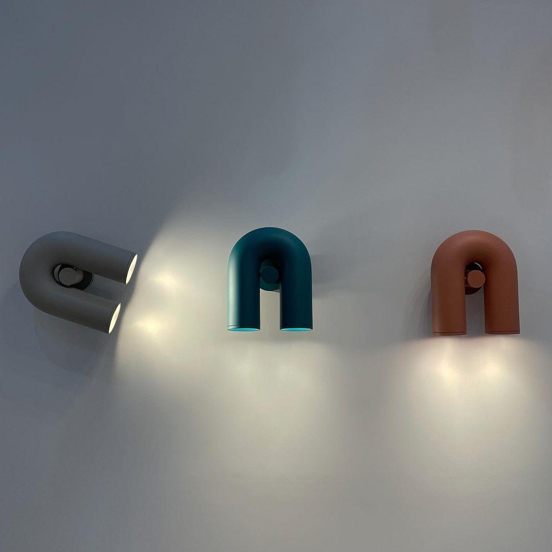 Designerska lampa ścienna do salonu