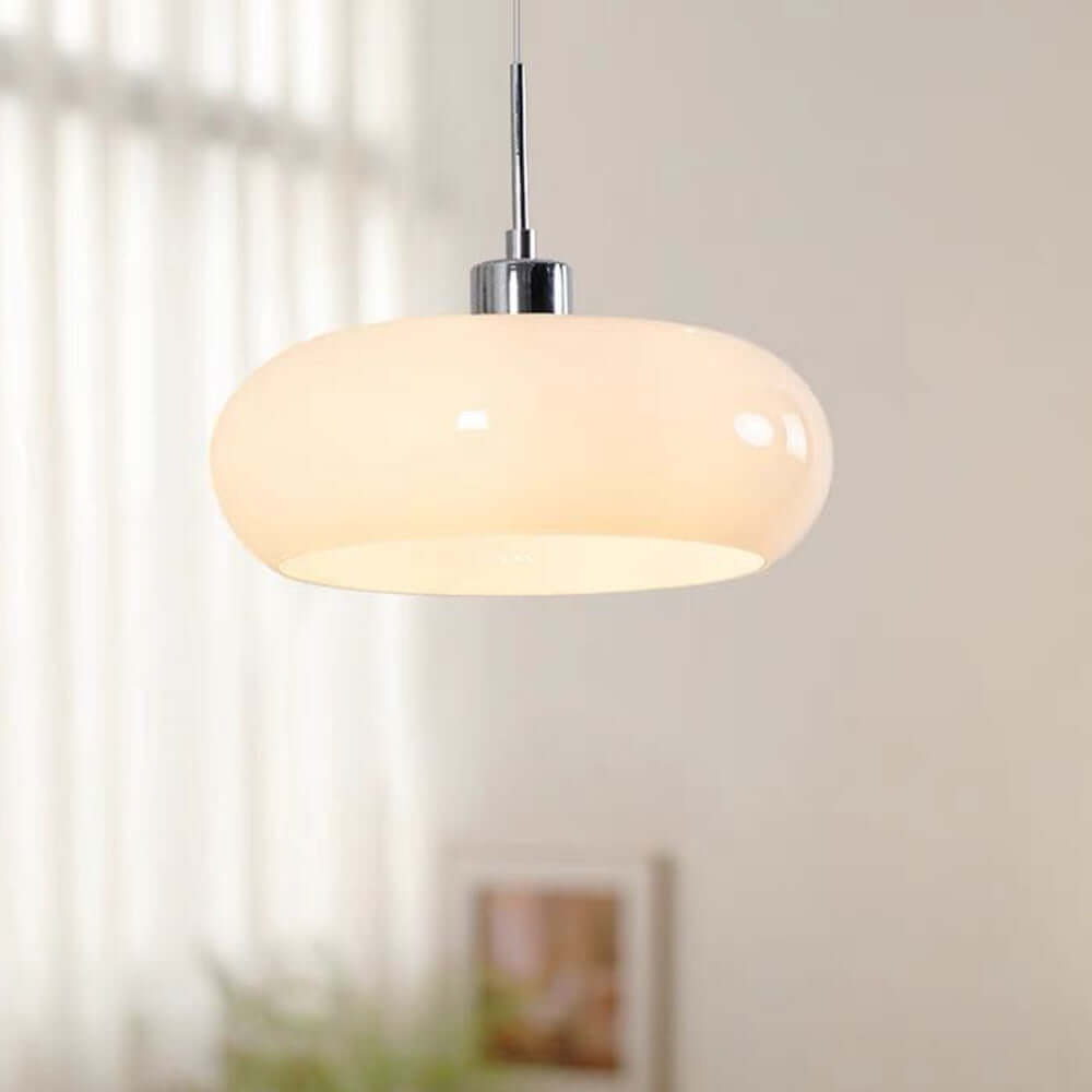 Nowoczesna szklana lampa wisząca Hailie w kształcie chleba, włączona