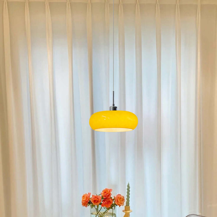 Nowoczesna szklana lampa wisząca Hailie w kształcie chleba, w aranżacji