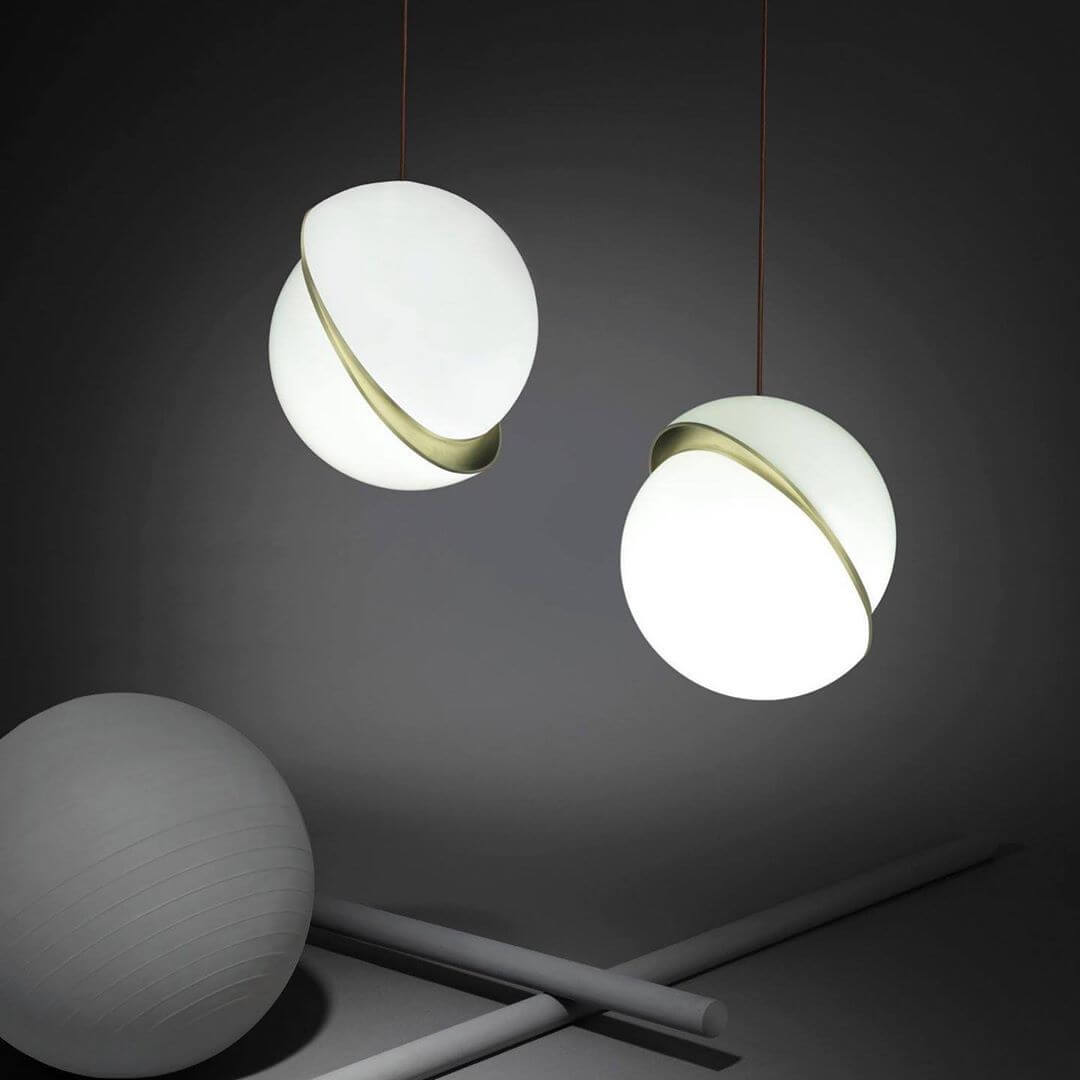 Lampa wisząca w kształcie rogalika, mosiądz i biel