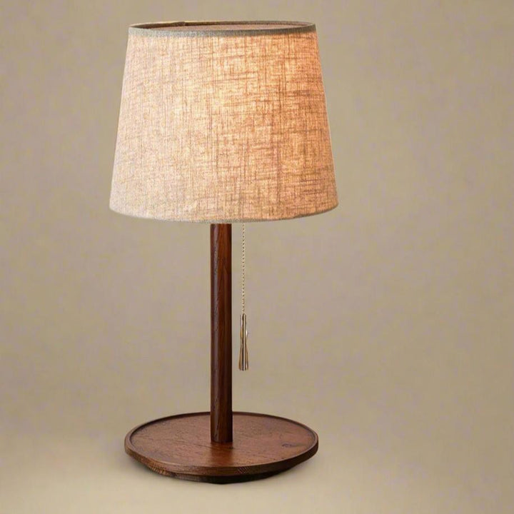 Delikatna Poświata - Nordycka Lampa Orzechowa z Luksusowymi Akcentami z Tkaniny
