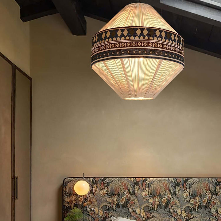 Wisząca lampa z frędzlami w stylu boho