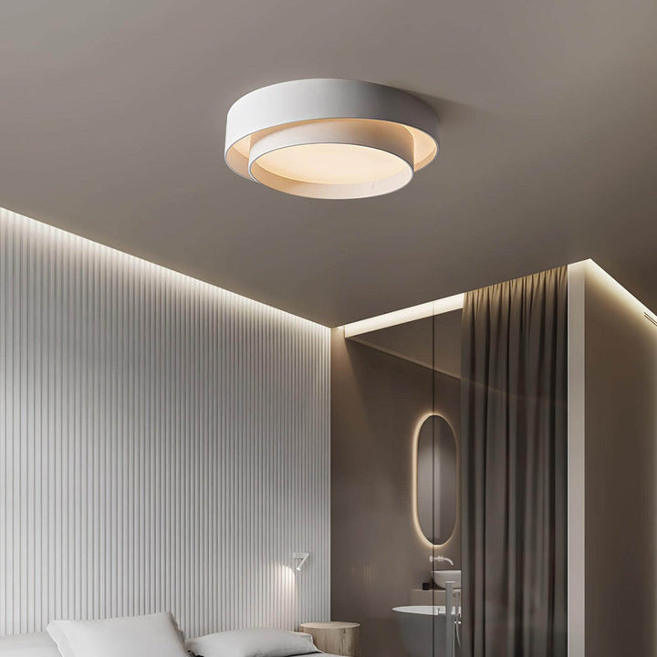 Lampa sufitowa LED z włączonymi światłami
