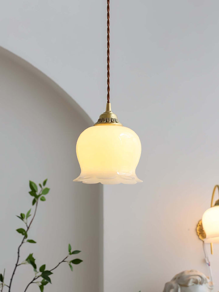 Wisząca lampa Konwalia w sypialni