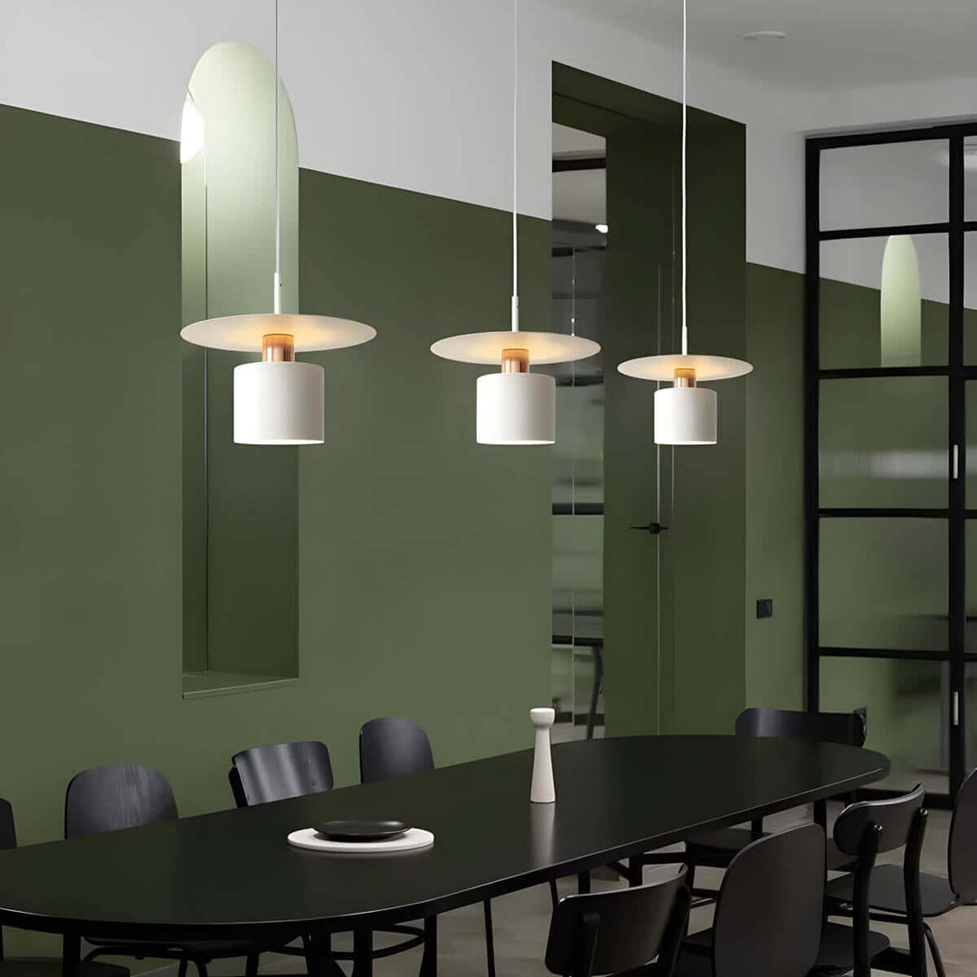 Elegancka lampa sufitowa z regulowanym kablem na tle nowoczesnego wnętrza