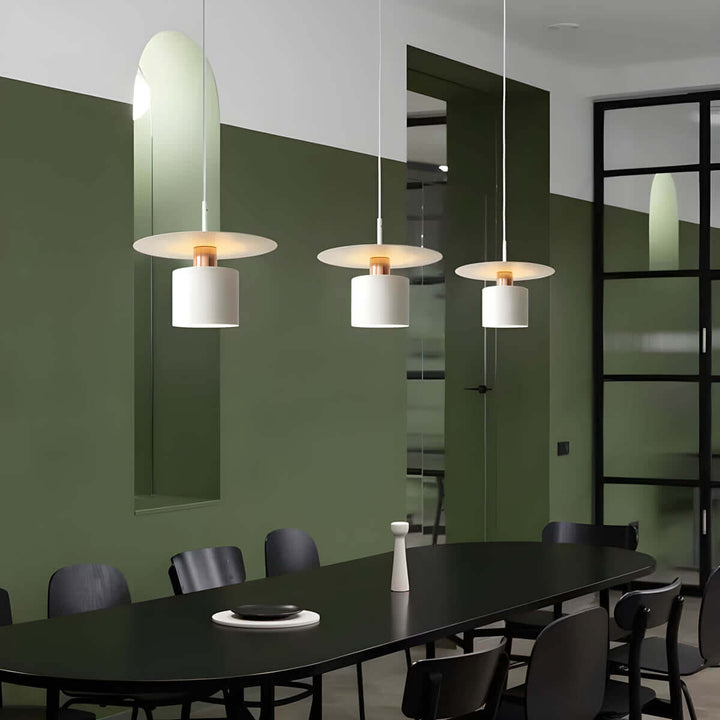 Elegancka lampa sufitowa z regulowanym kablem na tle nowoczesnego wnętrza