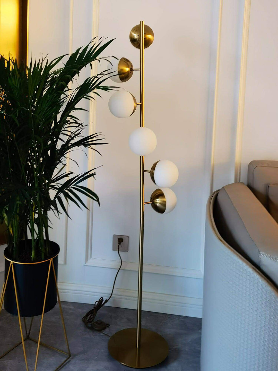 Lampa podłogowa o wysokości 162 cm