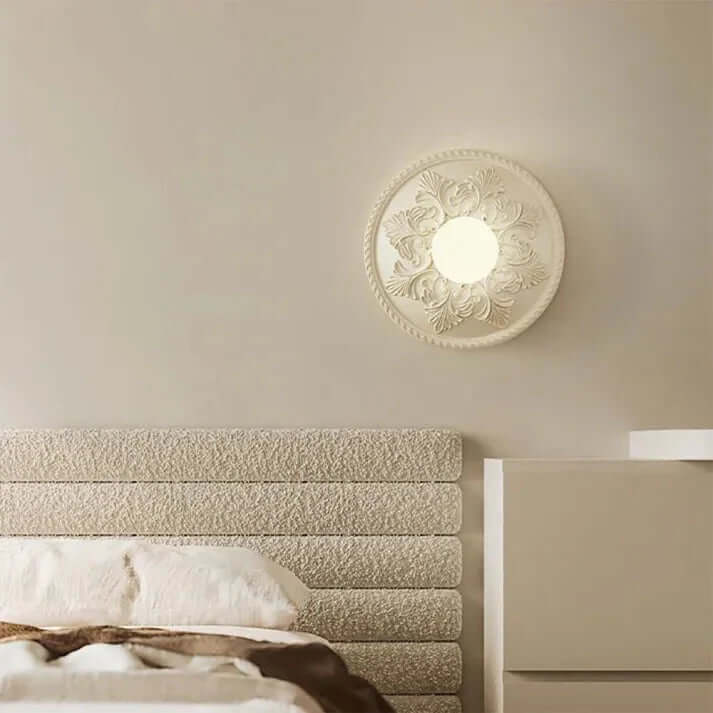 Nowoczesna lampa ścienna z żywicy w kolorze mlecznej kawy