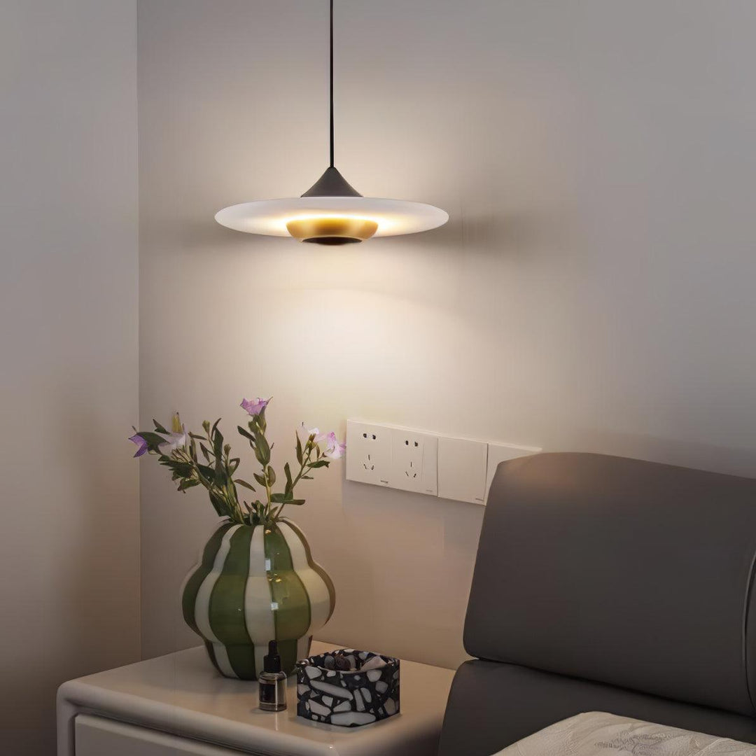 Marmurowa lampa wisząca w kształcie latającego spodka
