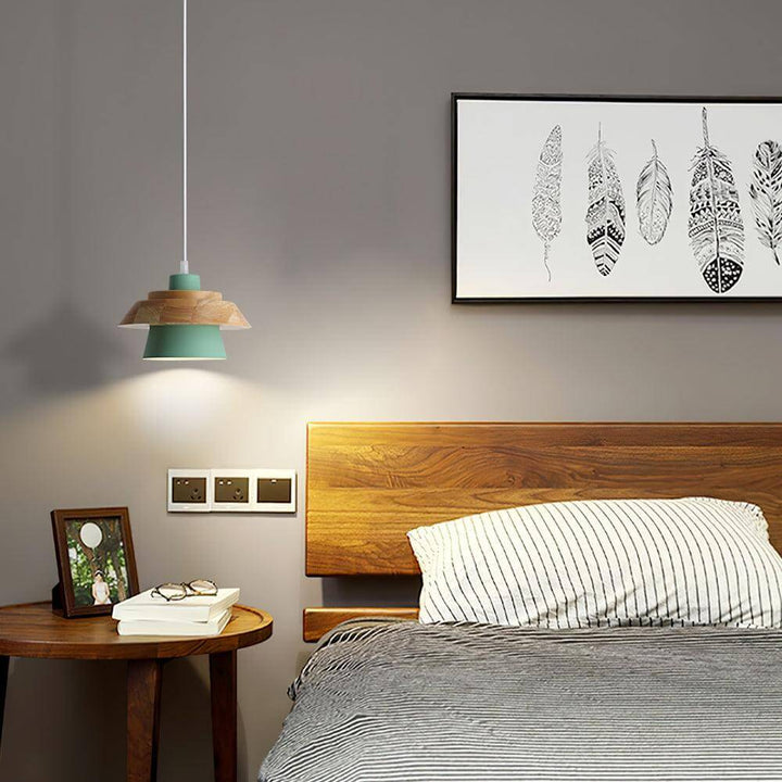 Zbliżenie na drewnianą lampę wiszącą z kamiennym detalem