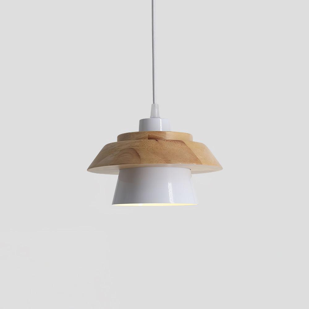 Szara drewniana lampa wisząca z kamieniem nad stolikiem