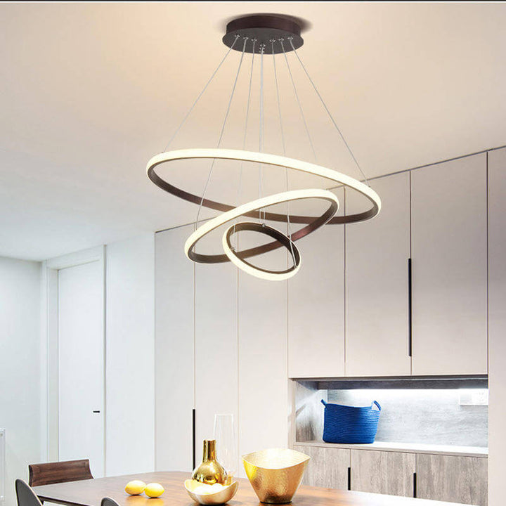 Lampa sufitowa z włączonym światłem