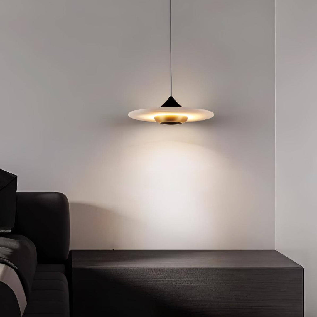 Marmurowa lampa wisząca w kształcie latającego spodka