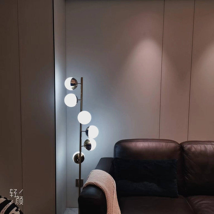 Unikalna lampa podłogowa z wieloma kloszami