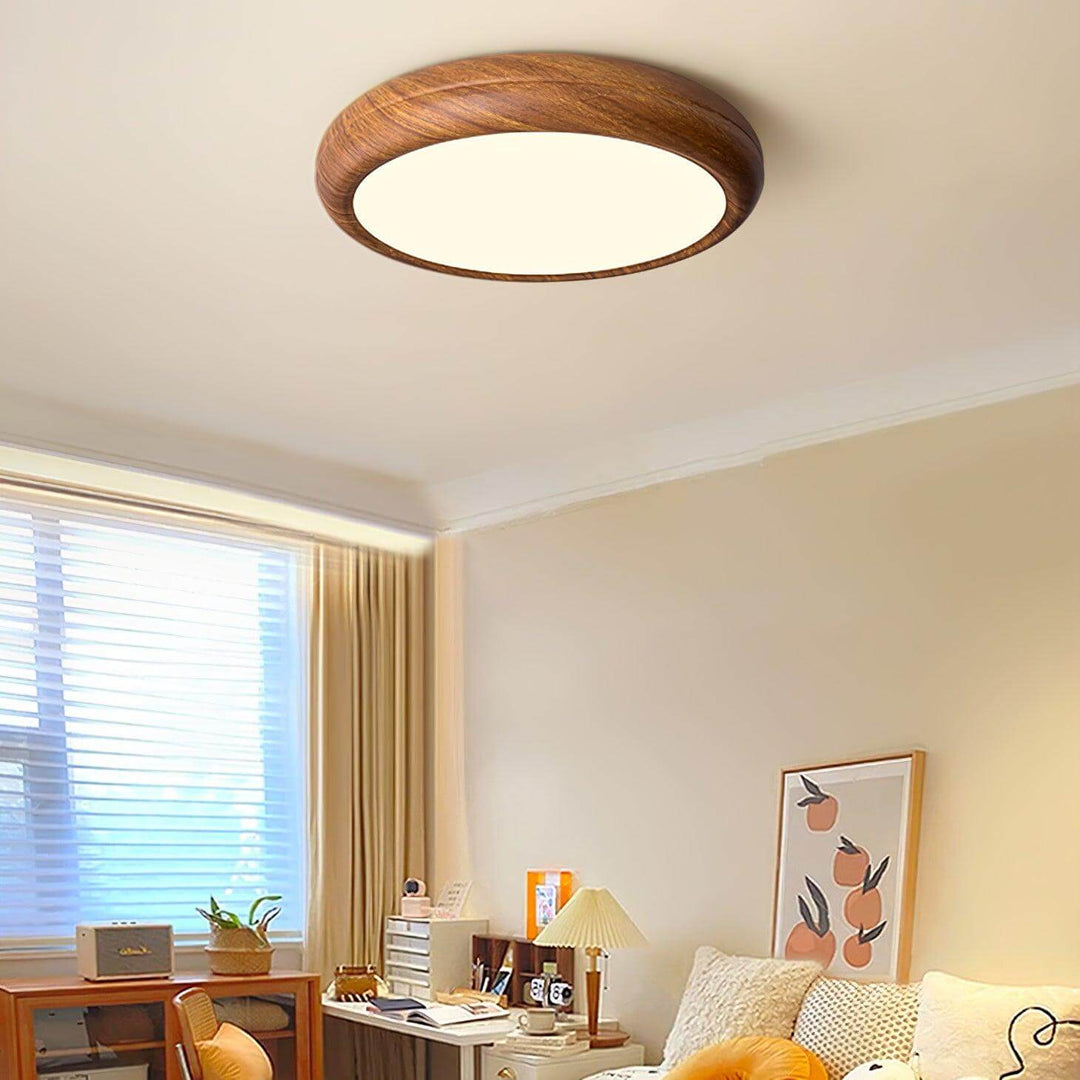 Lampa sufitowa okrągła drewniana, włączona