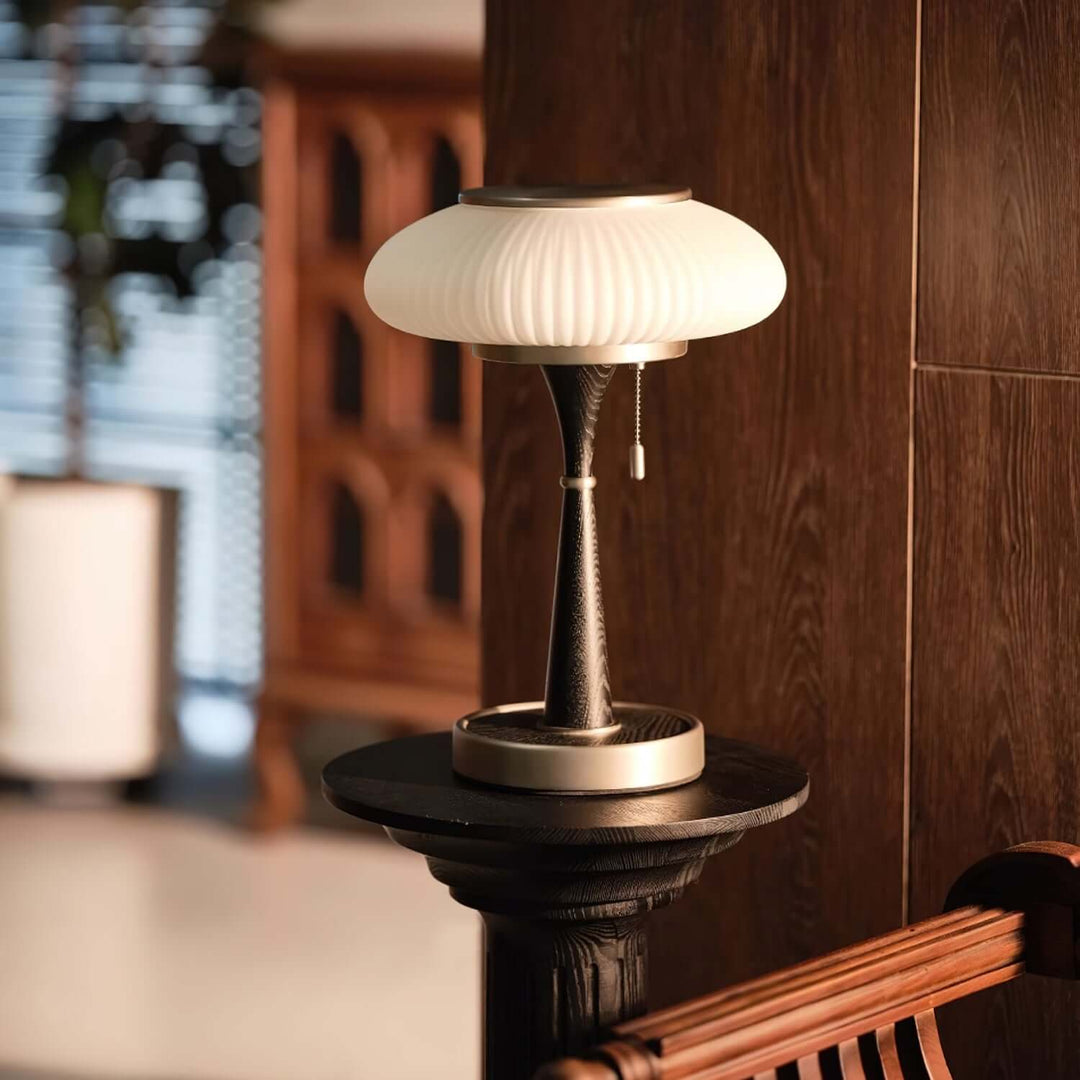 Lampa stołowa z drewnianą podstawą