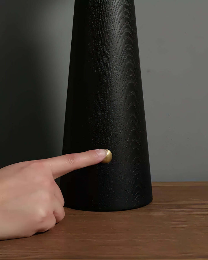 Lampa stołowa chmurowa w ciemnym otoczeniu