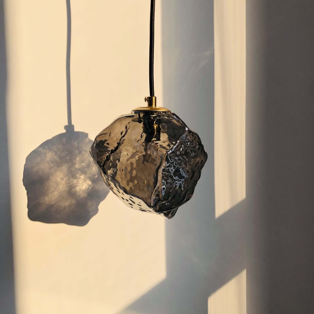 Minimalistyczna lampa wisząca do salonu