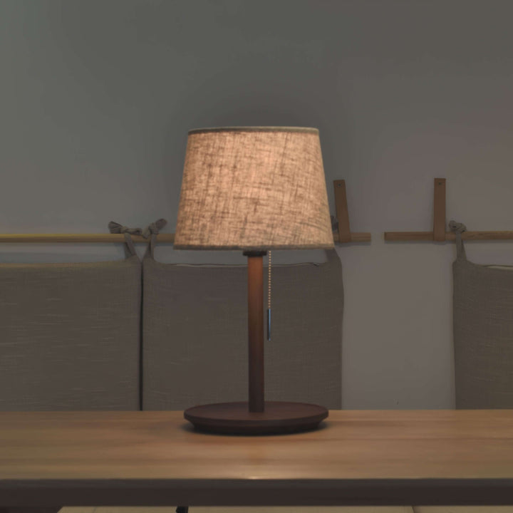 Delikatna Poświata - Nordycka Lampa Orzechowa z Luksusowymi Akcentami z Tkaniny