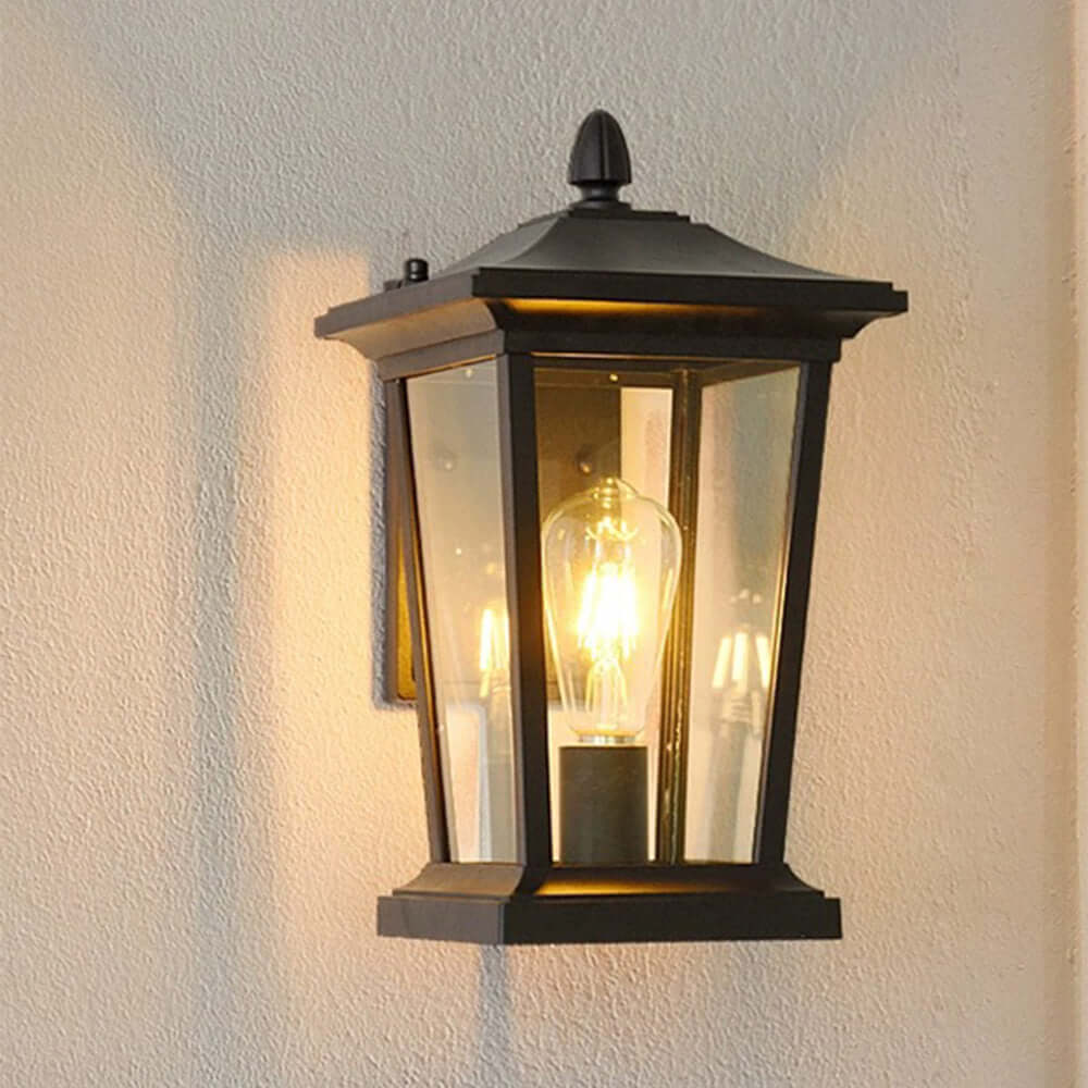 Czarna zewnętrzna lampa ścienna w stylu farmhouse ze szklanym kloszem