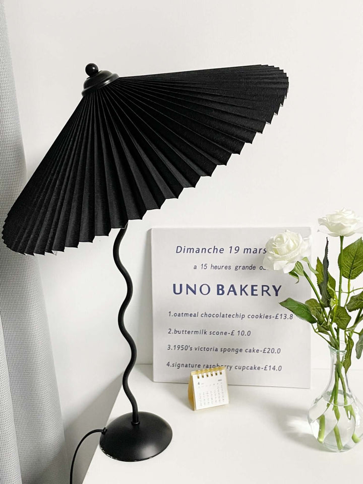 Lampa stołowa Squiggle z włączonym światłem