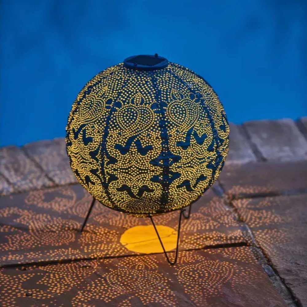 Lampa solarna globus na tarasie