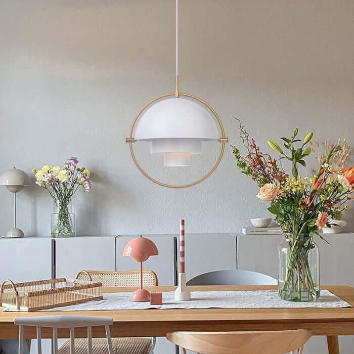 Srebrna lampa wisząca o nowoczesnym designie