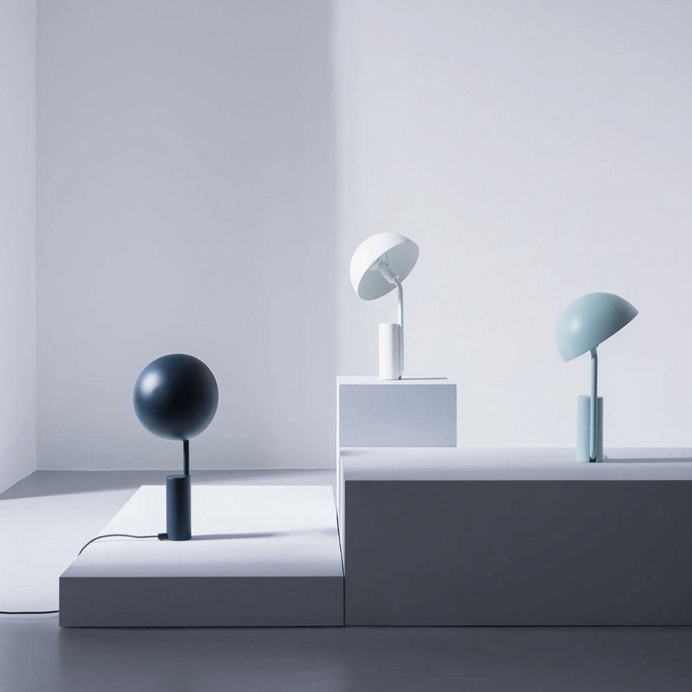 Nowoczesna lampa stołowa z regulowanym kloszem