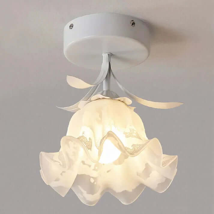 Prosta plafoniera Tiffany z mini-kwiatami