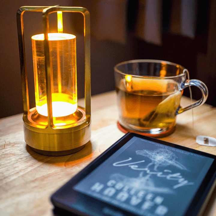 Kryształowa lampa Clarity na stole