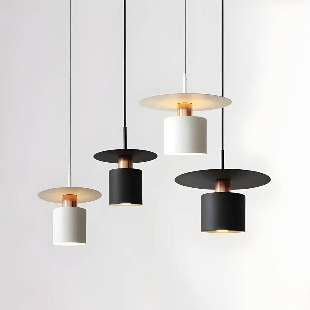 Nowoczesna czarna lampa wisząca w stylu industrialnym oświetlająca wnętrze