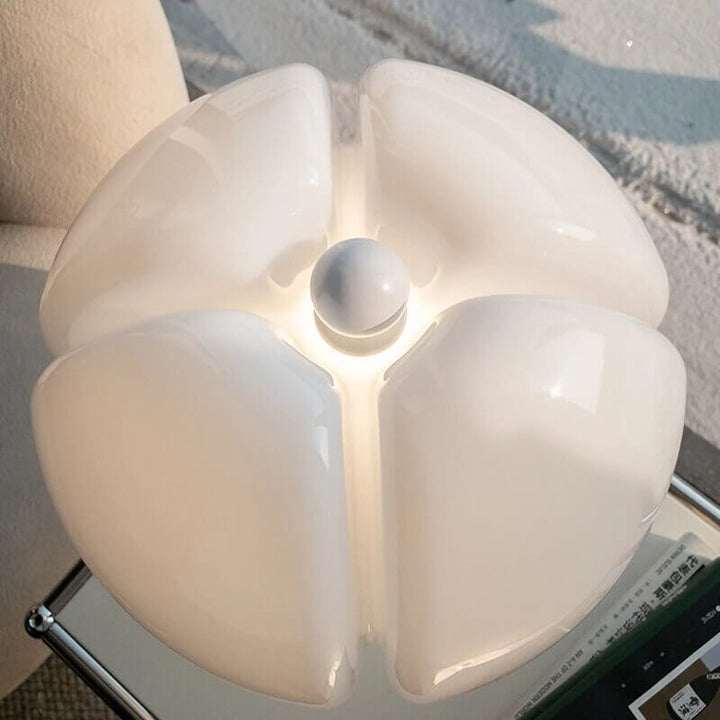 Lampa stołowa Flower, oświetlona, na stole