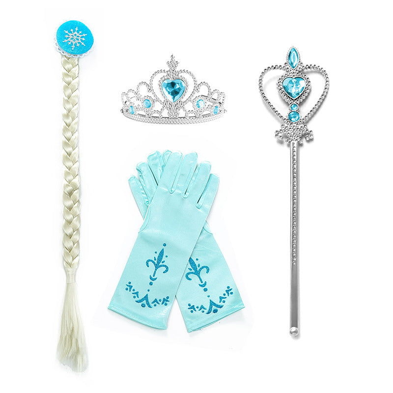 Dziewczynka w niebieskiej sukience Elsy z długim rękawem i peleryną, pozująca do zdjęcia